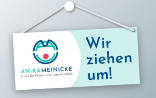 Ein Schild kündigt den Umzug der Kinderarztpraxis Anika Meinicke in die Ihlenfelder Straße 88 in Neubrandenburg an.